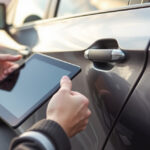 Тщательный осмотр автомобиля перед арендой